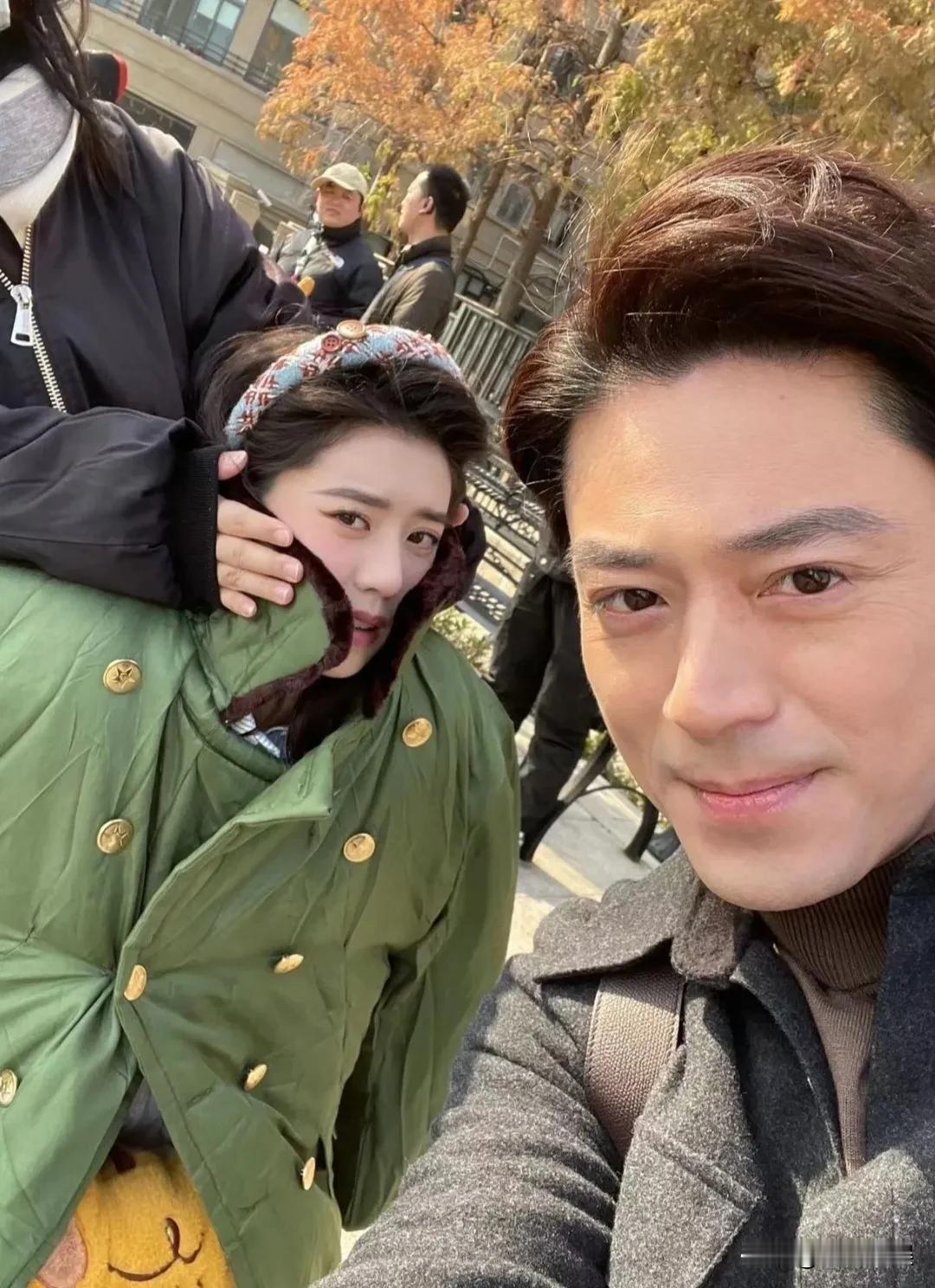 林心如真的好眼光，是会挑老公的！霍建华拍戏期间，晒自拍照，46岁的他，眼角鱼尾