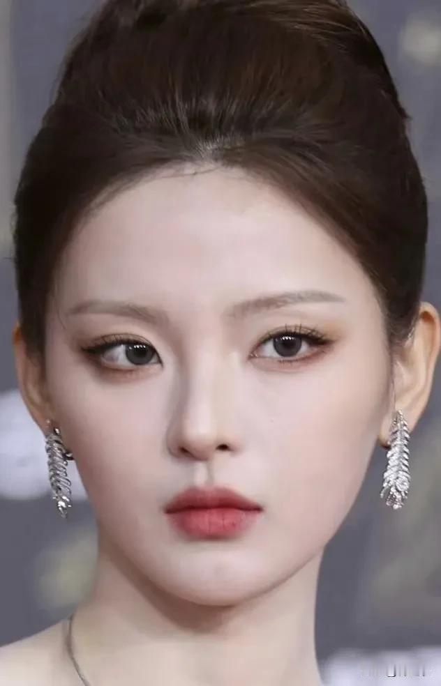 杨超越的脸型对称，皮肉紧致，线条流畅，头又圆又小，真的好牛啊，因为别说是普通人了