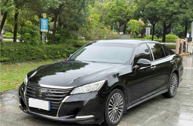 二手丰田皇冠——15万买经典豪华轿车，气场不输A6L兄弟们，15万预算想买台有排面、坐着舒服、开出去