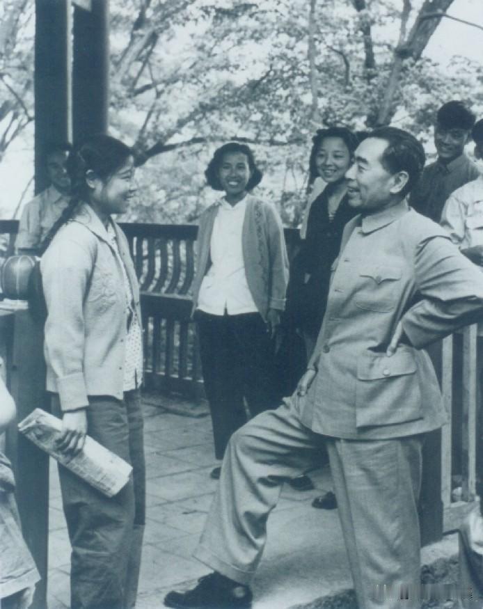 1960年5月3日，周恩来总理来到黔灵小学，与师生们进行了亲切的交谈。他非常关心