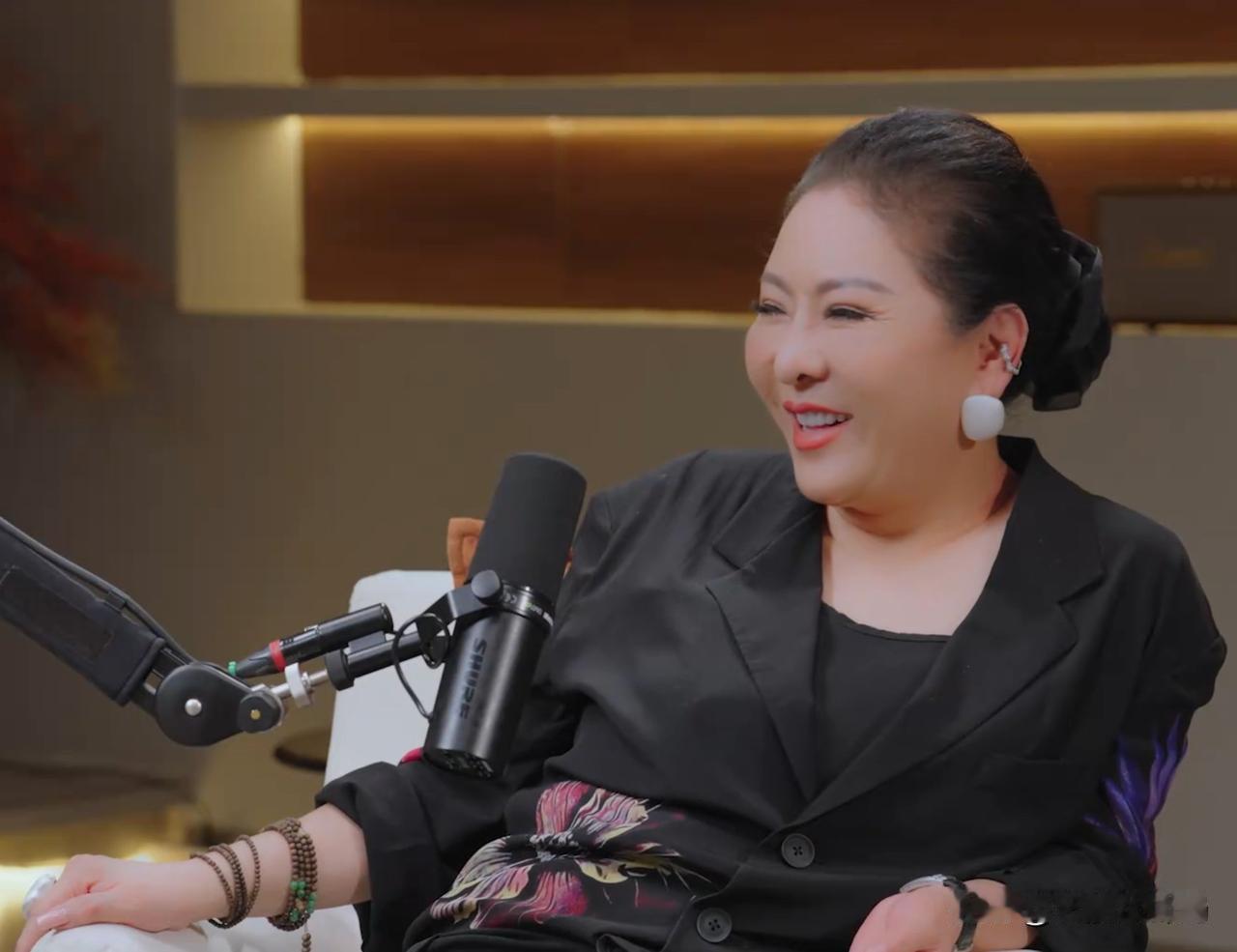 向太：向佑跟那个女孩在一起后，越来越摆烂。在鲁豫的最新访谈中，向太首次聊到两个