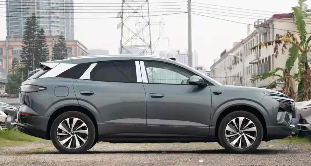 昨天饭桌上，一兄弟跟我说了句话，差点没把我噎死。“现在买油车的人，是不是脑子