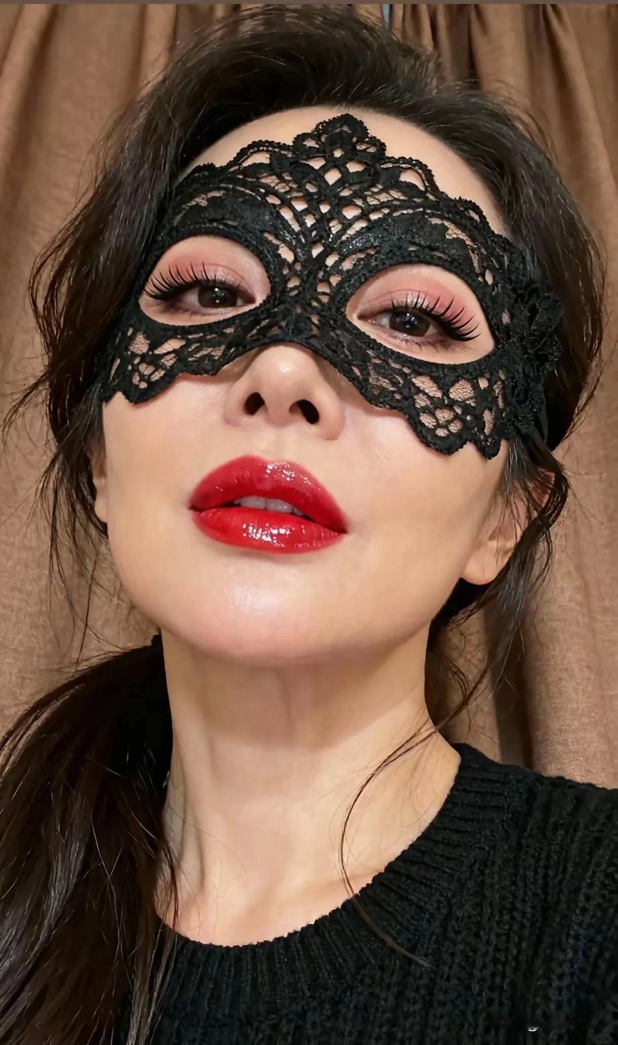 漂亮女人最迷人的瞬间有很多。清晨，当第一缕阳光洒在脸上，她缓缓睁眼，温柔一笑，那