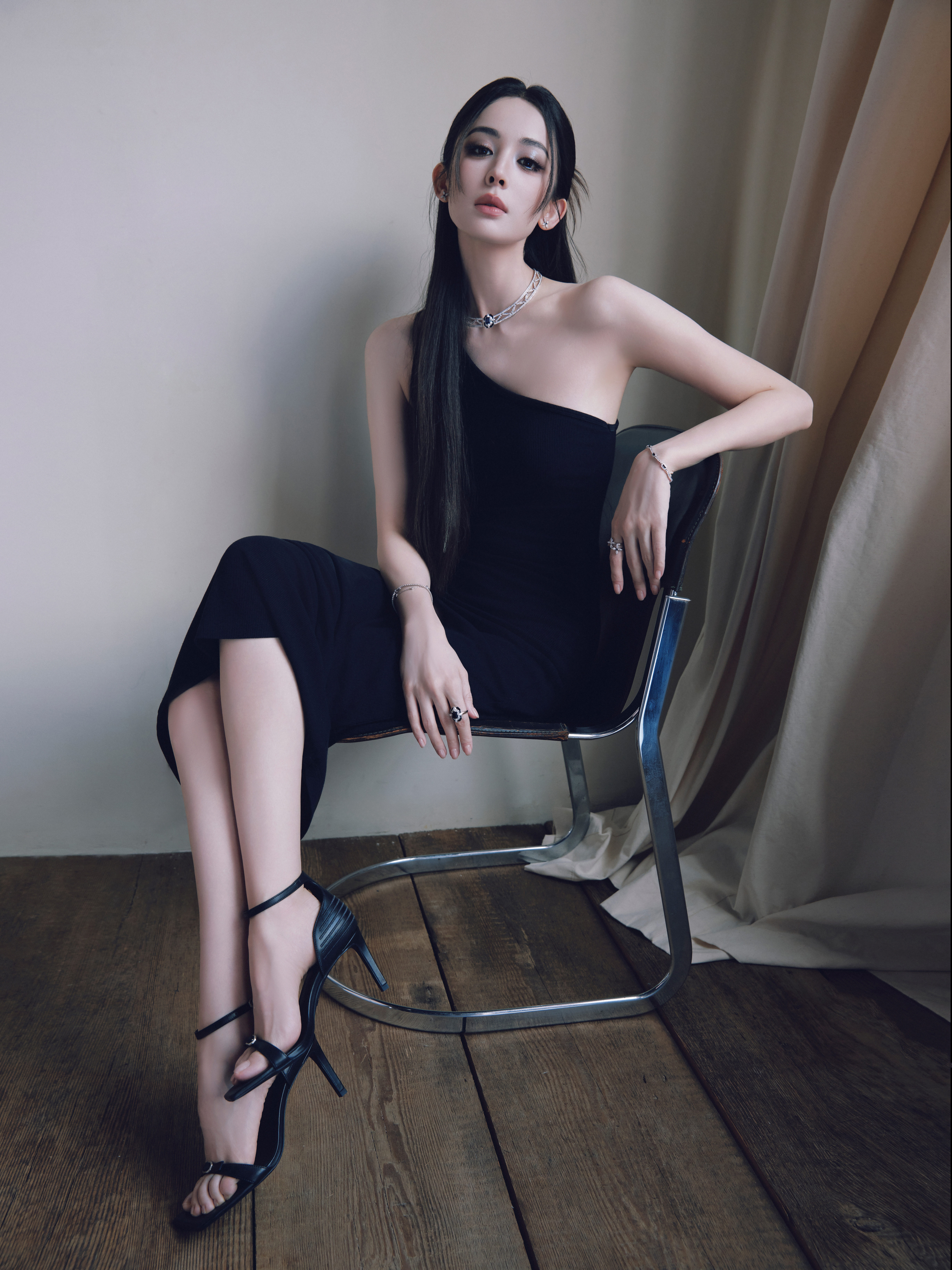 娜扎一字带从头美到脚