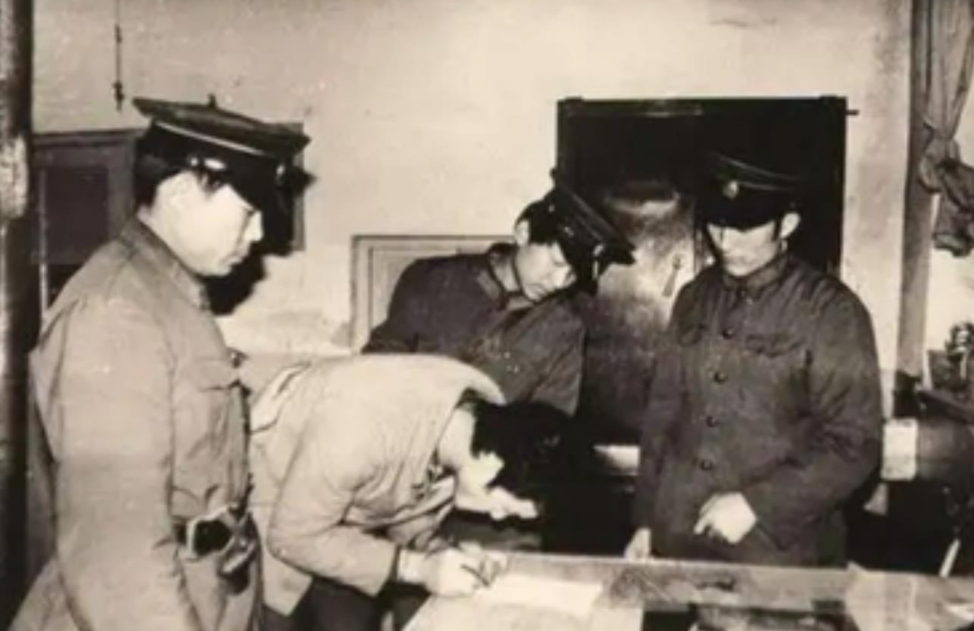 1949年夏，南京城刚解放不久，就出现了“鬼手大怪”四处伤人事件。找到受害者滕大