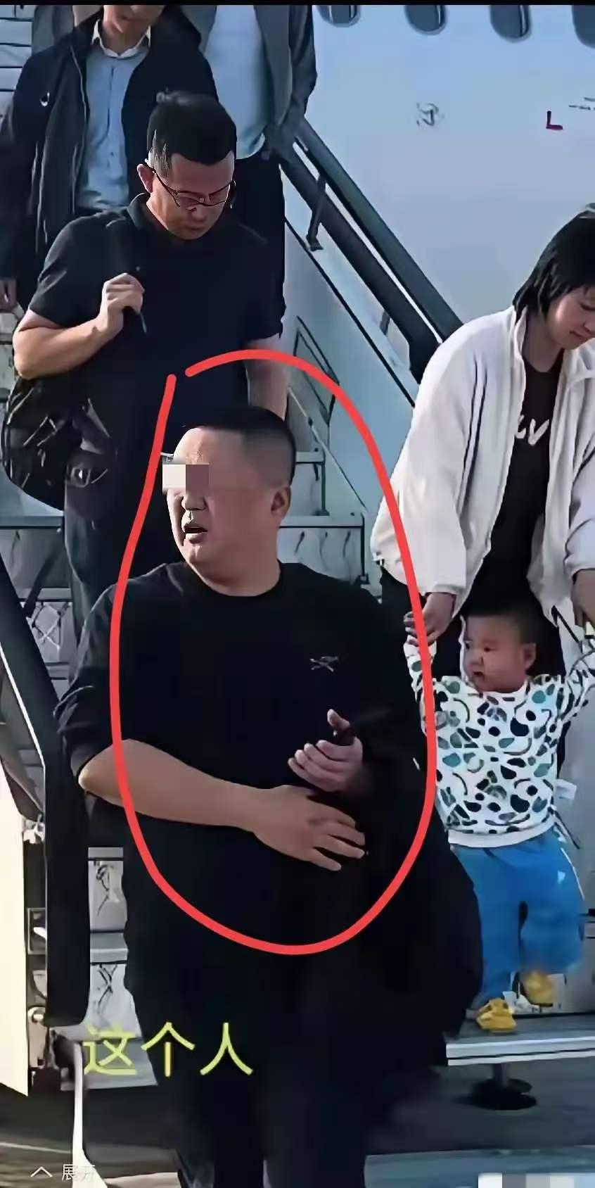 东航空姐下跪事件，欧某某终于被扒出来了，都说相由心生，欧某某这一脸横肉的模样一