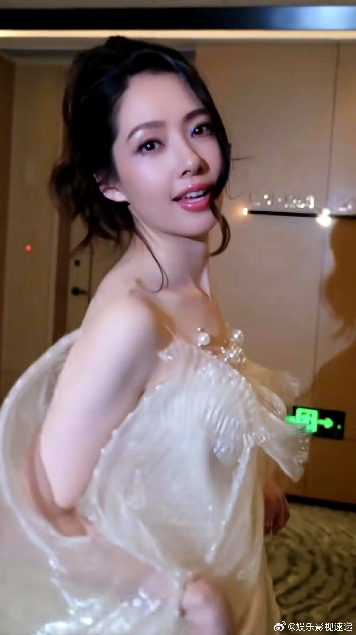 向佐说他摆烂的时候，郭碧婷会给他穿衣服，把他撑起来去开会。看到这句，我脑子里嗡的