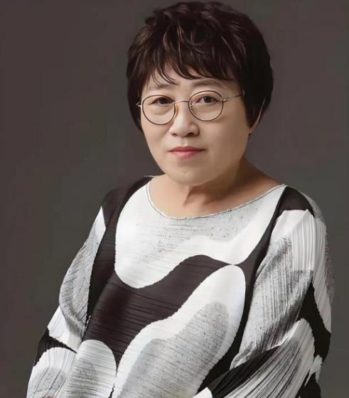 李银河说：“当伴侣长期不在身边时，很多女人是不会拒绝，对她好的任何异性。哪怕明知