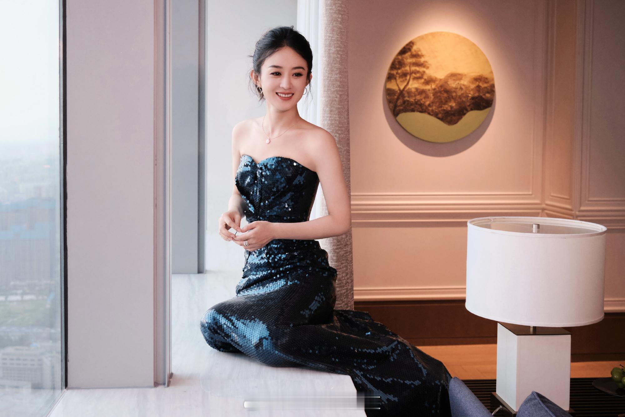 赵丽颖一身黑色抹胸礼服裙​​​