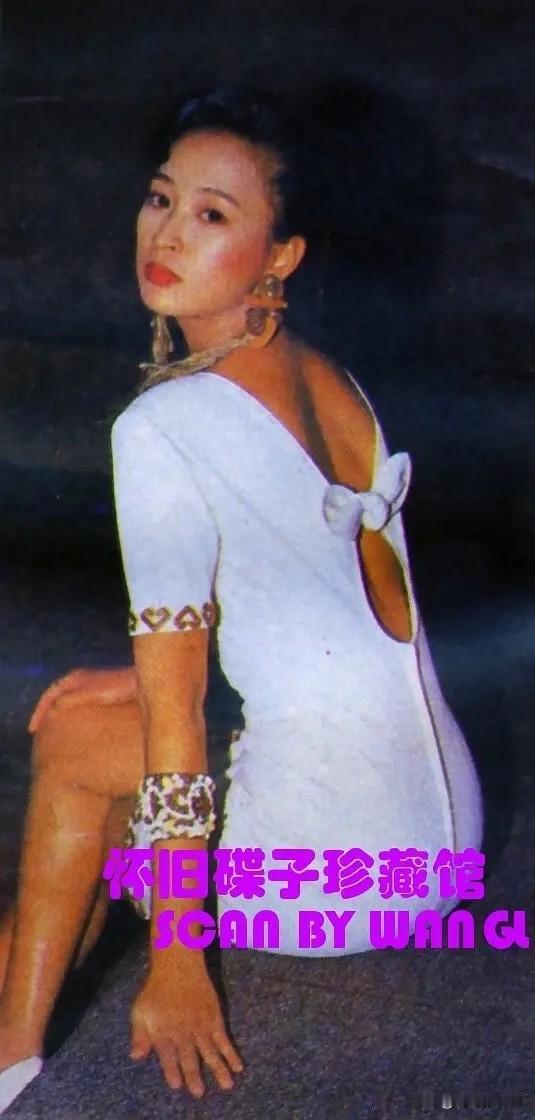 🎆黎美娴女神旧照|👇这组旧照，是黎美娴20出头的样子。白裙露背，