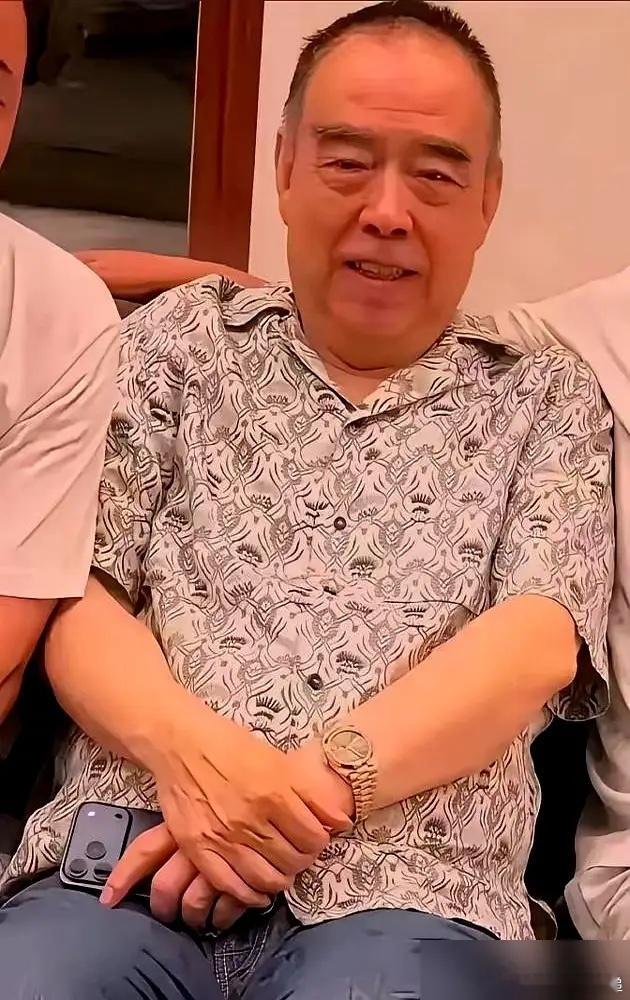 75岁的张艺谋还在当评审团主席，手头还捏着新片，一年一部，不敢停。陈凯歌呢，为