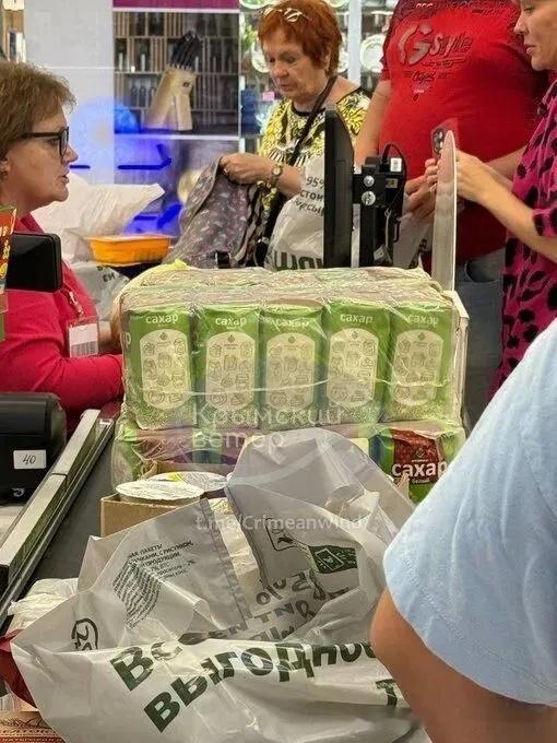 相比汽油短缺、匮乏，更让我担忧的，是克里米亚等地的食品供应，超市和商店里的货架已