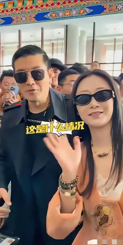 杨子真是毫无顾忌，以为离婚了带其他女人出现就不会被说，照片中的女人脖子上和杨子戴