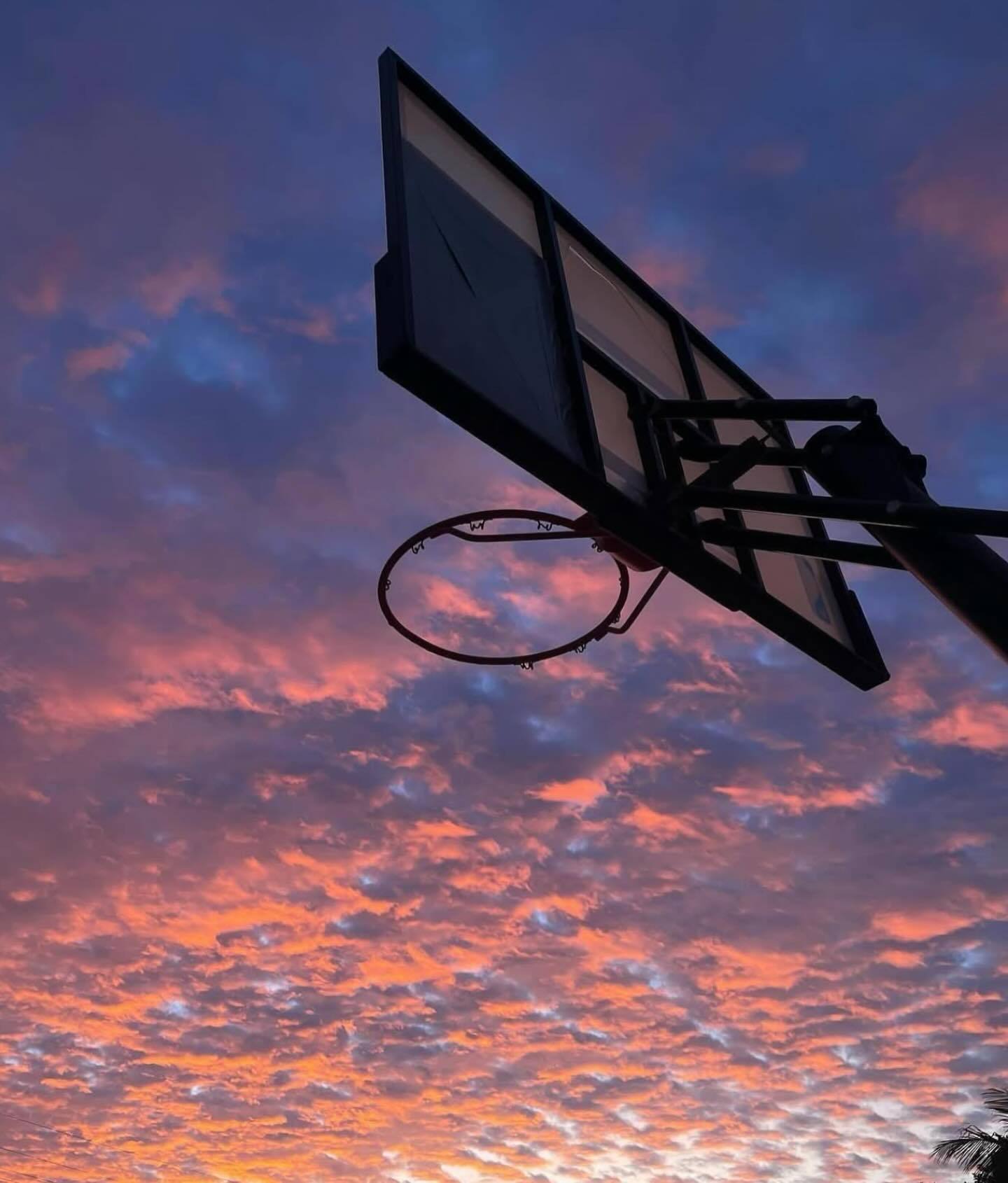 任何人帮得了你一时，帮不了你一世。不要依靠，不要祈求，依靠只会使自己懦弱，祈求也