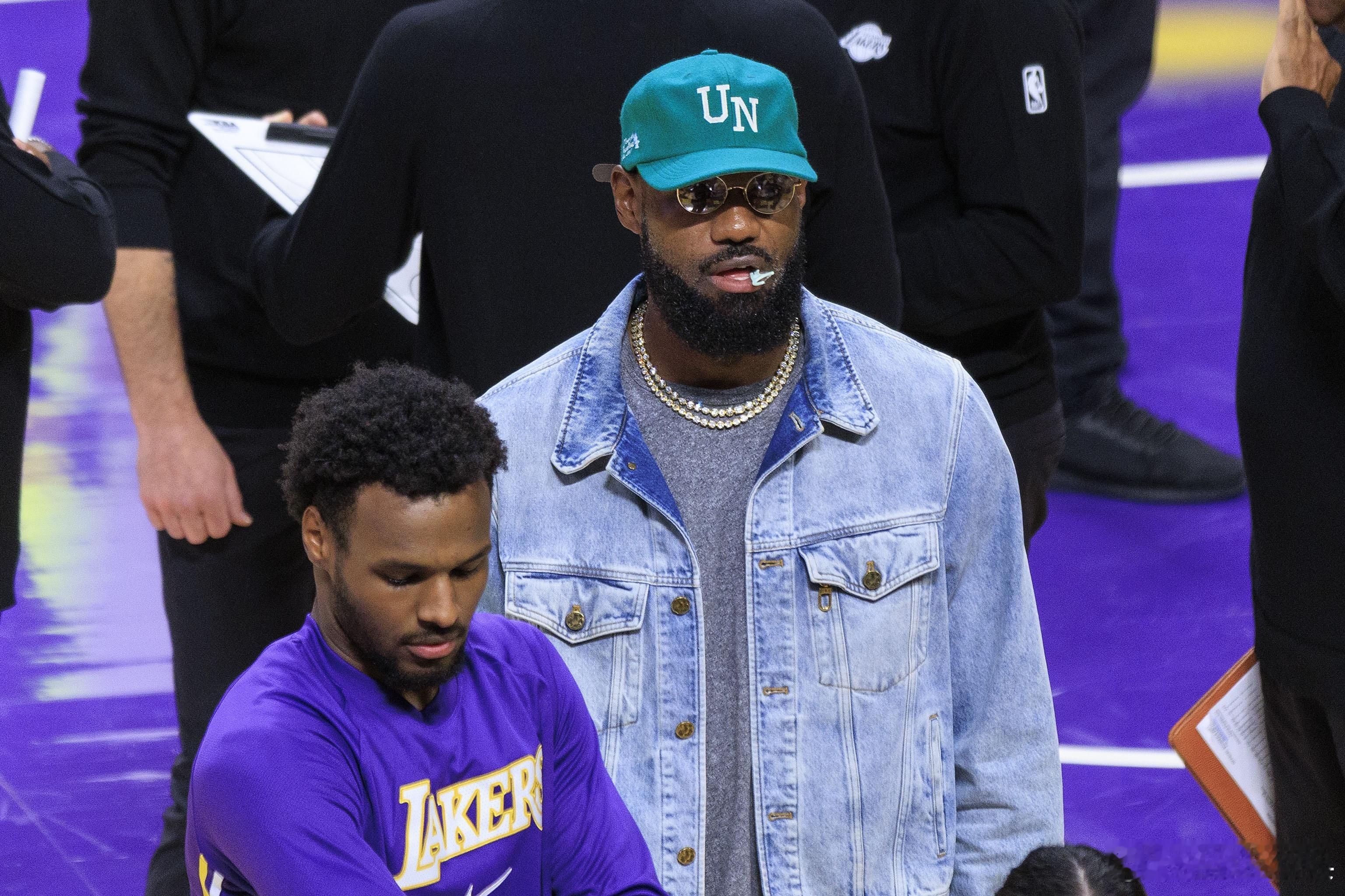 湖人本赛季已经打了14场比赛，战绩为10胜4负。上赛季前14场比赛，湖人也是10