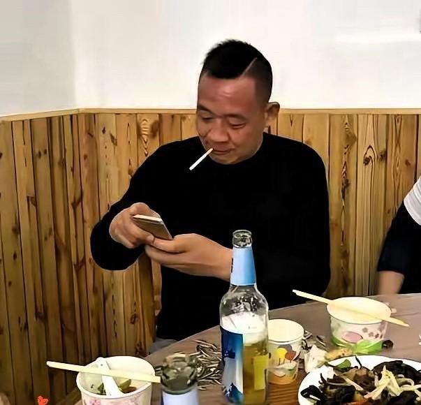 于东来有多少钱，我压根不在乎。他顿顿吃三百八还是三千八，我也没兴趣打听。