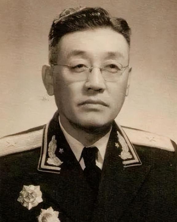 1955年，授衔后，韩先楚上前敬礼。贺晋年苦笑：“你是上将，我是少将，折煞我了！