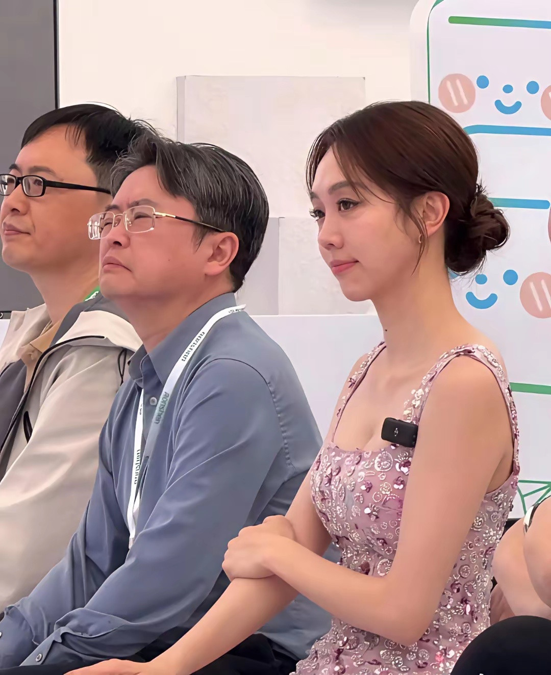 女明星穿的高跟鞋也太高了，感觉只有脚尖着地，看的都累！