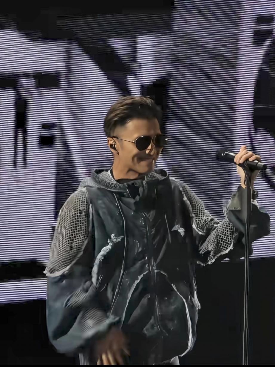 4月11日，谢霆锋武汉演唱会下大雨，他穿得好厚，把胸肌藏了起来不敢淋雨了，看来年