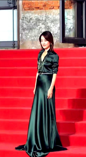马伊琍那条墨绿裙子，没修图，没吸腹，也没解释。可全网的女性，突然都松了口气。