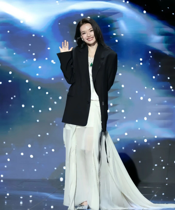 舒淇的衣品大概已经进化到炉火纯青的地步身穿黑色廓形西装外套搭配轻盈的薄纱裙，只