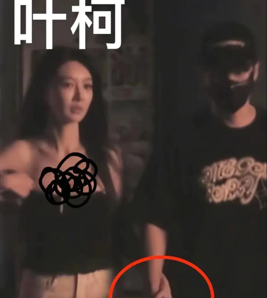 黄晓明被拍到跟叶柯手牵手逛街，二婚这女的是真有魅力，女的肯定给足情绪价值不然早分