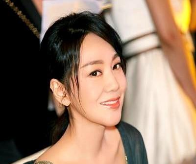 2004年，闫妮的丈夫邹伟提出离婚，闫妮不肯离，她觉得孩子还小，邹伟说：