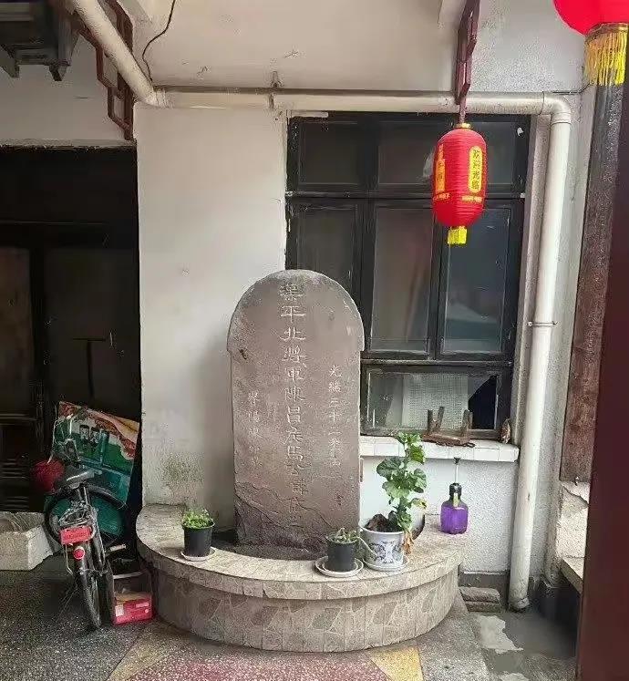 这户人家属实厉害了，老祖宗的墓直接在家里面。如果是你的话，你会害怕不？