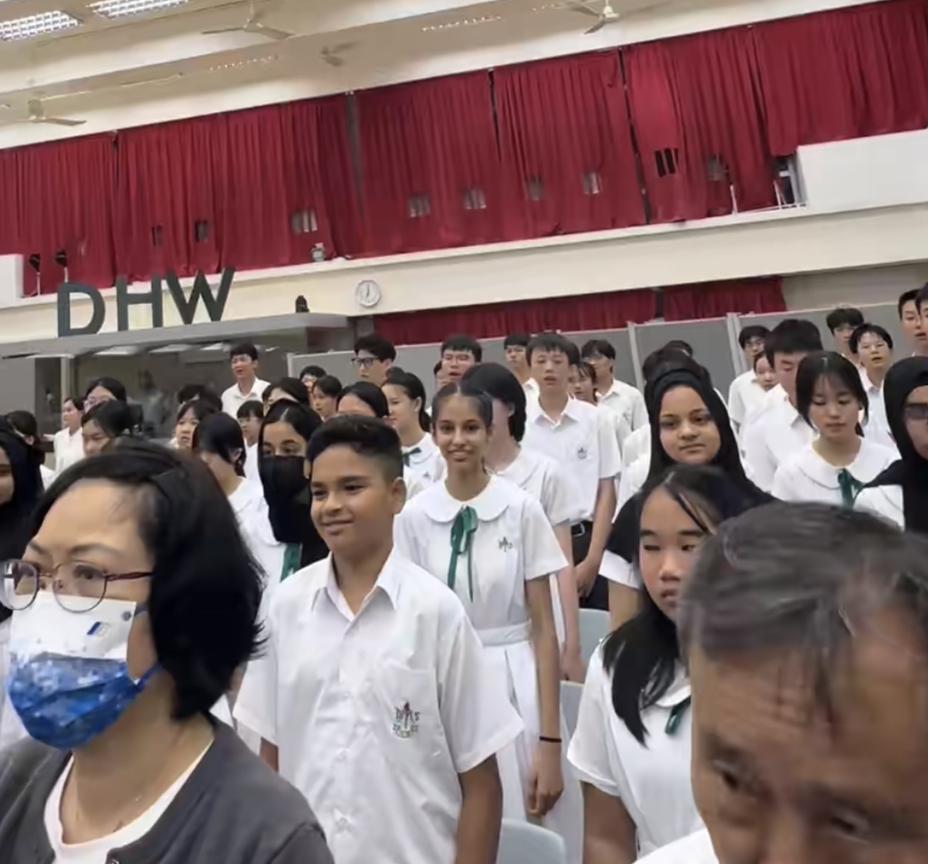 偶然看到一段视频，内容是香港一所修女纪念学校的毕业典礼，在奏唱国歌的环节时，大多