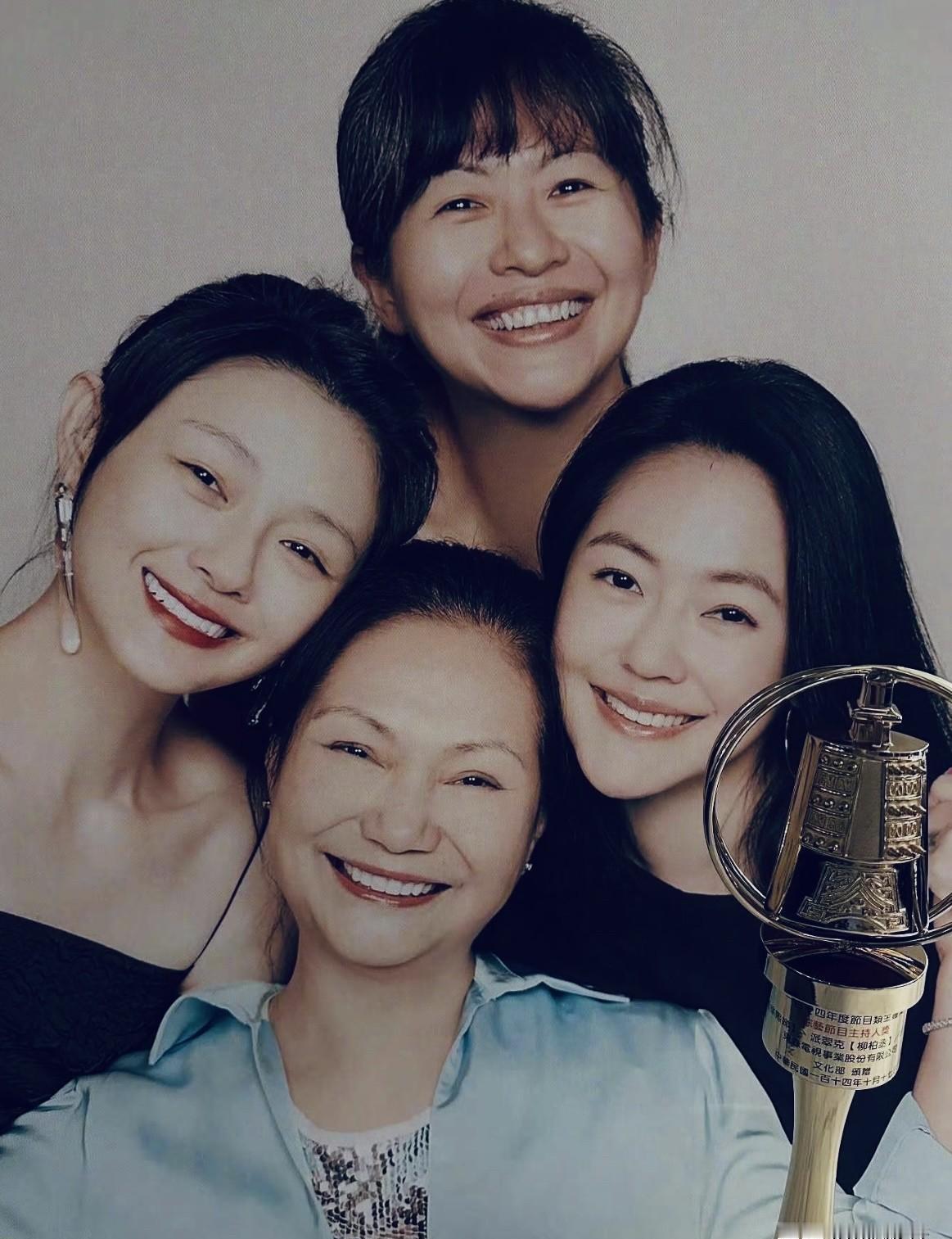 她没送花，却用奖杯堵住了母亲的眼泪。小S把金钟奖杯塞进妈妈手里，妈妈擦着眼角哽