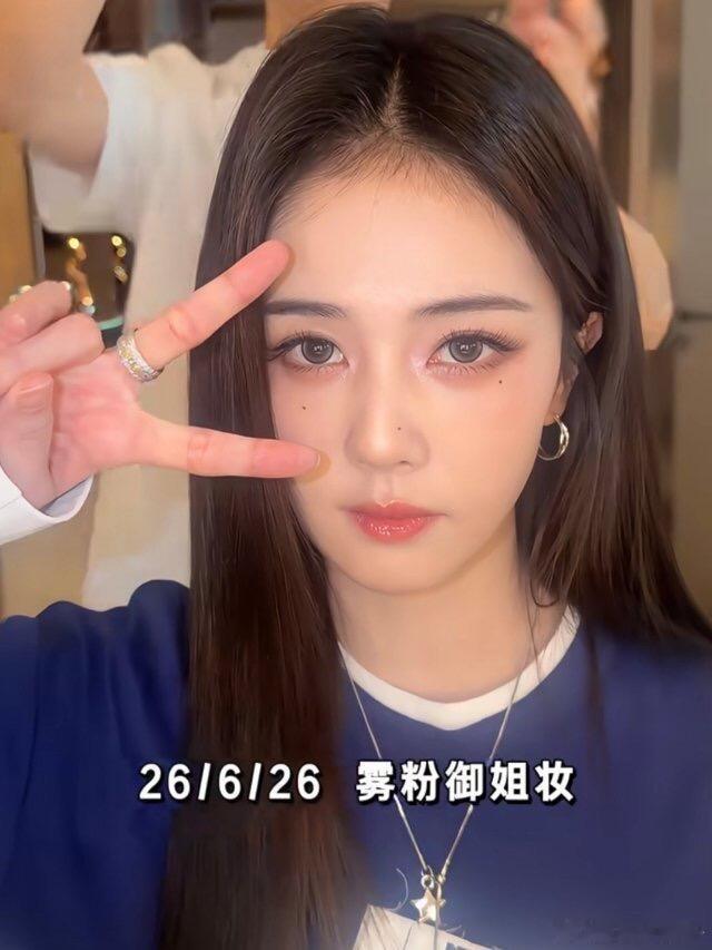 白鹿有点实力哦，金鹤龙那么难约，还给她画了一整季跑男的妆