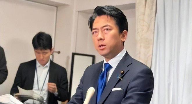 小泉在香会说中国没资格管日本军备，这话一出，很多人愣住了。他拿“没核弹没轰炸机”