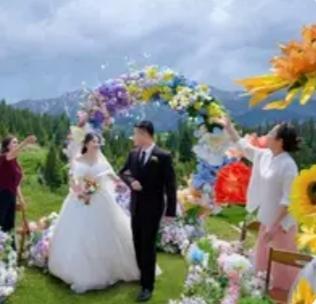 自驾新疆偶遇婚宴，随800礼吃席被拦，结局看哭百万网友：这才是人间最真的暖