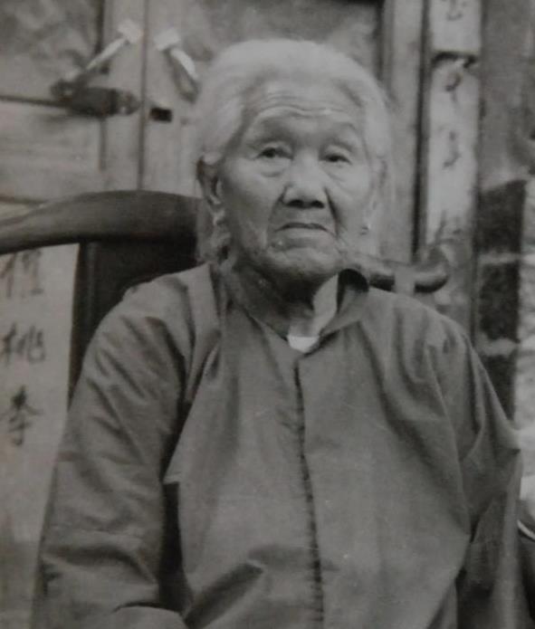 1941年，战士毕铁华被捕，敌人对他严刑拷打之后，以为他死了，就把他扔到了破庙里