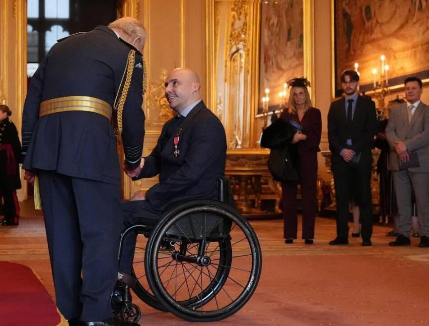 查尔斯三世在温莎城堡主持授勋仪式，元气满满，身体这是大好了。难怪威廉王子最近抑