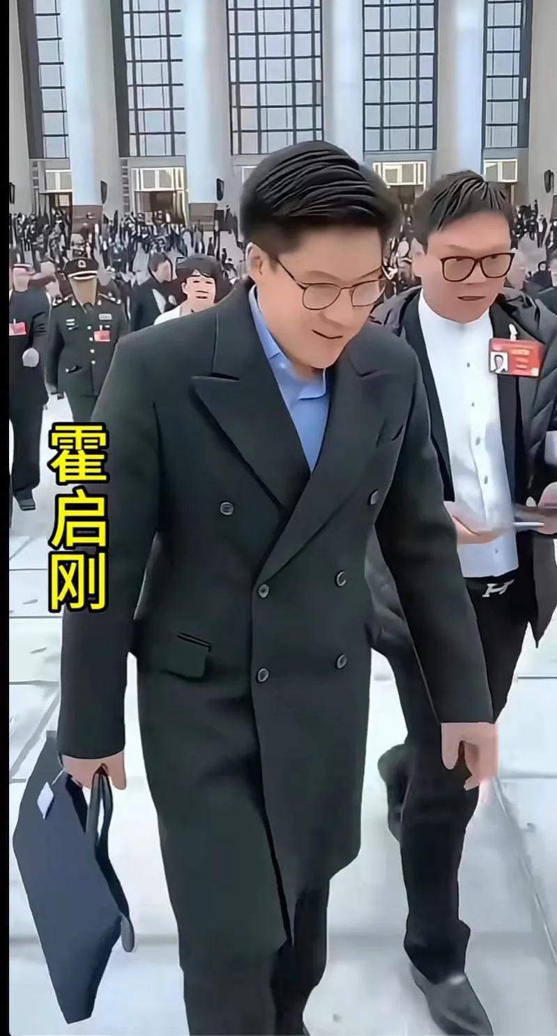 霍启刚与霍家三代同台出席活动，时尚西装穿搭引人注目。＜霍老爷子全家＞