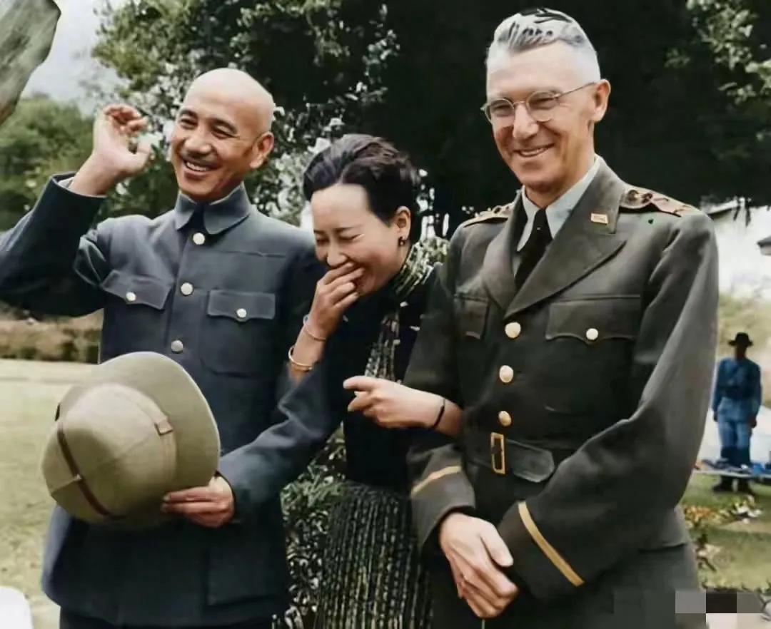 哈哈[笑着哭]，这几个人遇到什么好事了，这么开心。宋美龄挽着左右两人的胳膊，笑得简