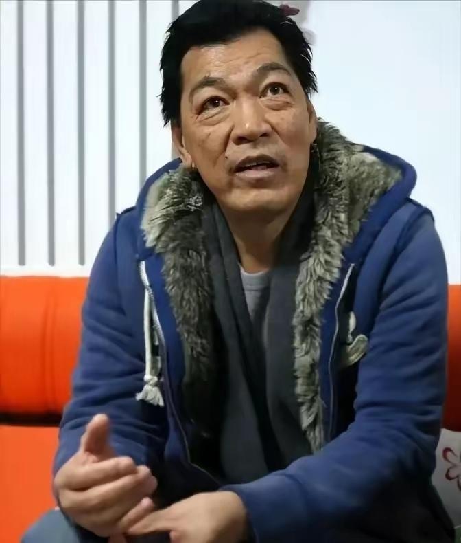“大傻”成奎安去世后，大儿子独吞遗产，小儿子连学费都交不起，罗家英看不下去，带着