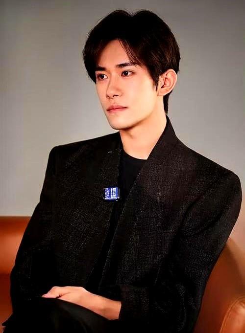 易烊千玺的成熟转型，引粉丝热议。最近易烊千玺在采访视频中，展现出成熟深沉的造型