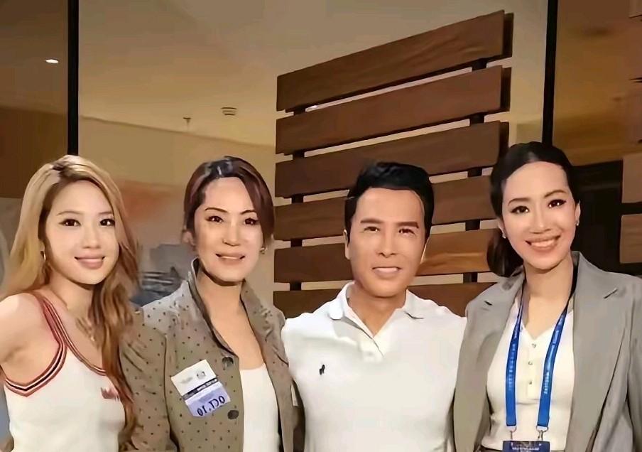 甄子丹太幸福了吧，身边全是美女，可你想不到吧，图上的这四人竟然是三代人，她们中有