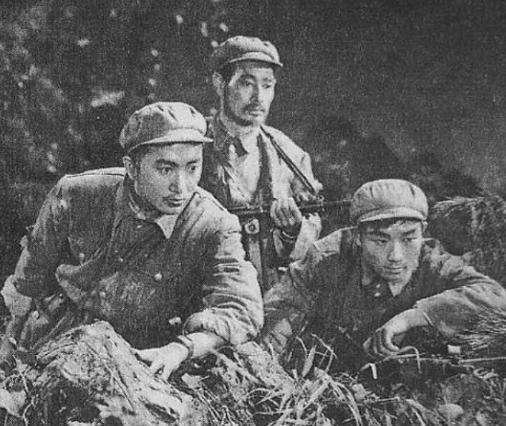 1949年那会儿，有三个侦察兵可真是走了狗屎运。他们躲在个破牛棚里休息，有个