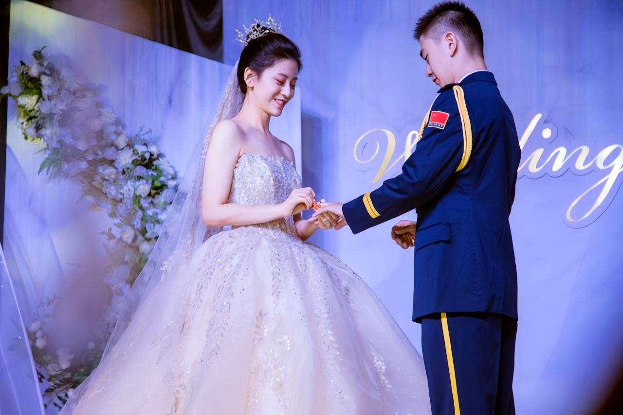 “最帅升旗手”张自轩结婚，本是喜事一桩，却在网上掀起轩然大波。有人吐槽他退役穿军