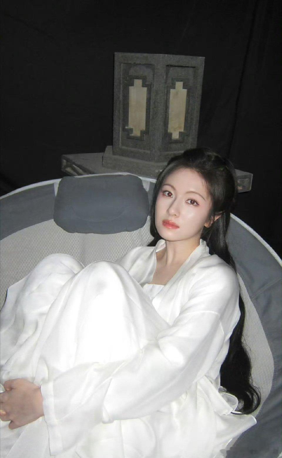 白到发光的李兰迪穿浴衣的样子有点像当年的小龙女啊！​​​