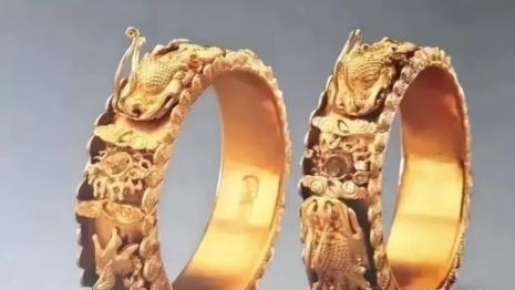 1988年，老罗在清理墓室时趁人不注意，将挖出来的2只金手镯悄悄塞进鞋底。回家后