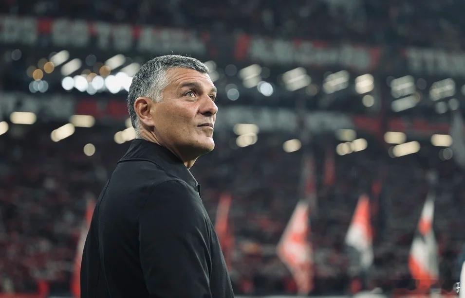 成都蓉城主教练约翰·阿洛伊西，正在经历“怀疑——认可——信赖”这个过程。约师的打