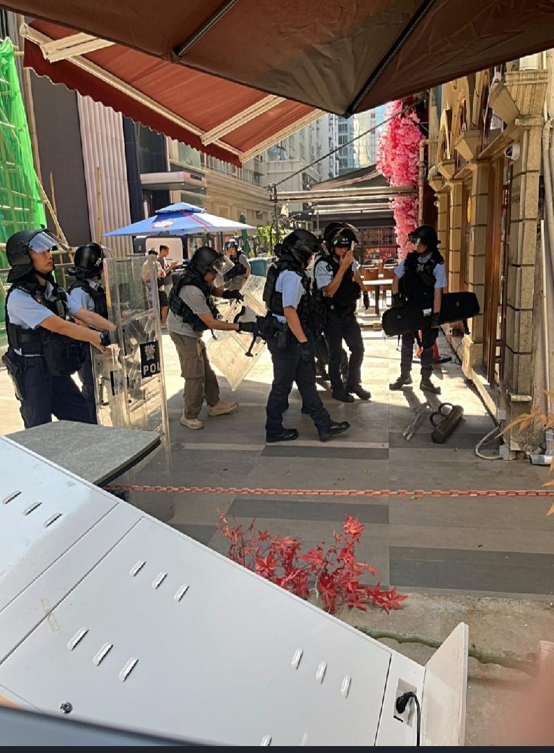 香港尖沙咀一酒吧遭刑毁，警方拘捕一名失常女邻居。事发于今（20日）午3时左右，一