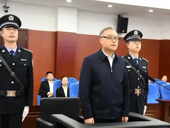 领导干部是怎么被腐蚀的？你是某地新上任的县委书记，自己立志不当贪官。一个很久