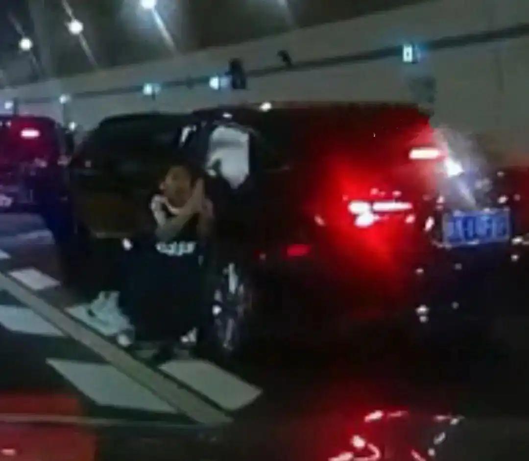 标题：广州隧道追尾，儿子跪地求助母亲：最深的爱，是本能护你！石门堂山隧道车祸，