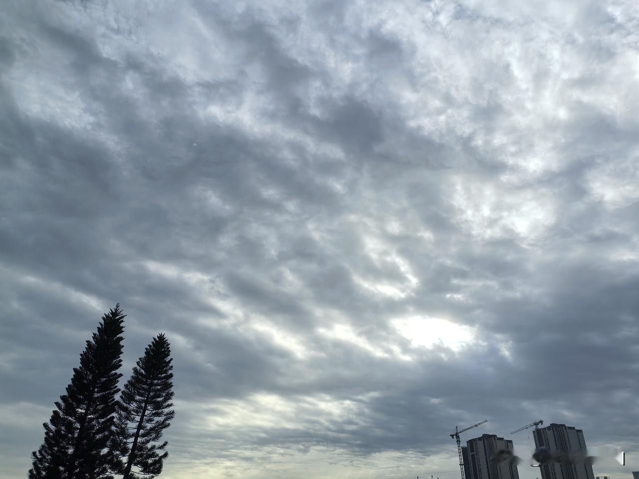 广东喜提一波降温+降雨！11月2-3日，受弱冷空气持续补充扩散影响，广东全