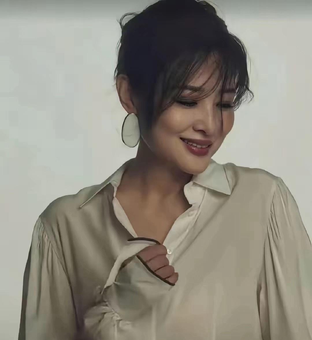 周涛确实是个大美人，越看越美周涛的气质真的绝了，每次看到都觉得惊艳，五官精致，
